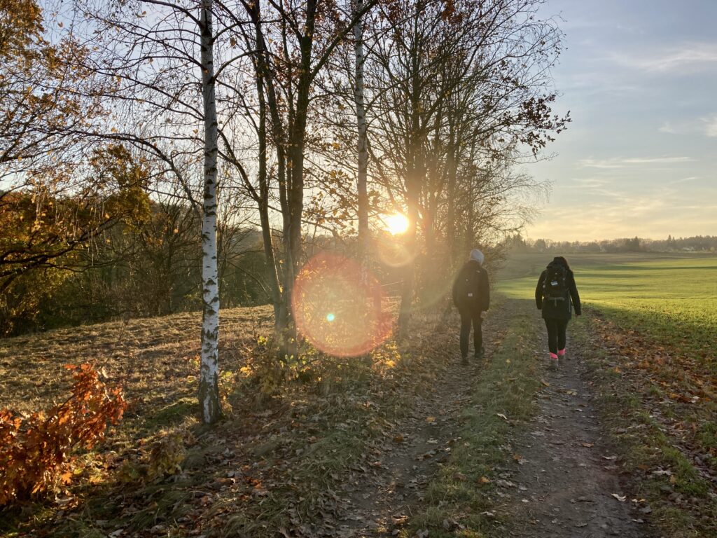 Wandern bei Sonnenschein auf dem Sächsischen Jakobsweg.