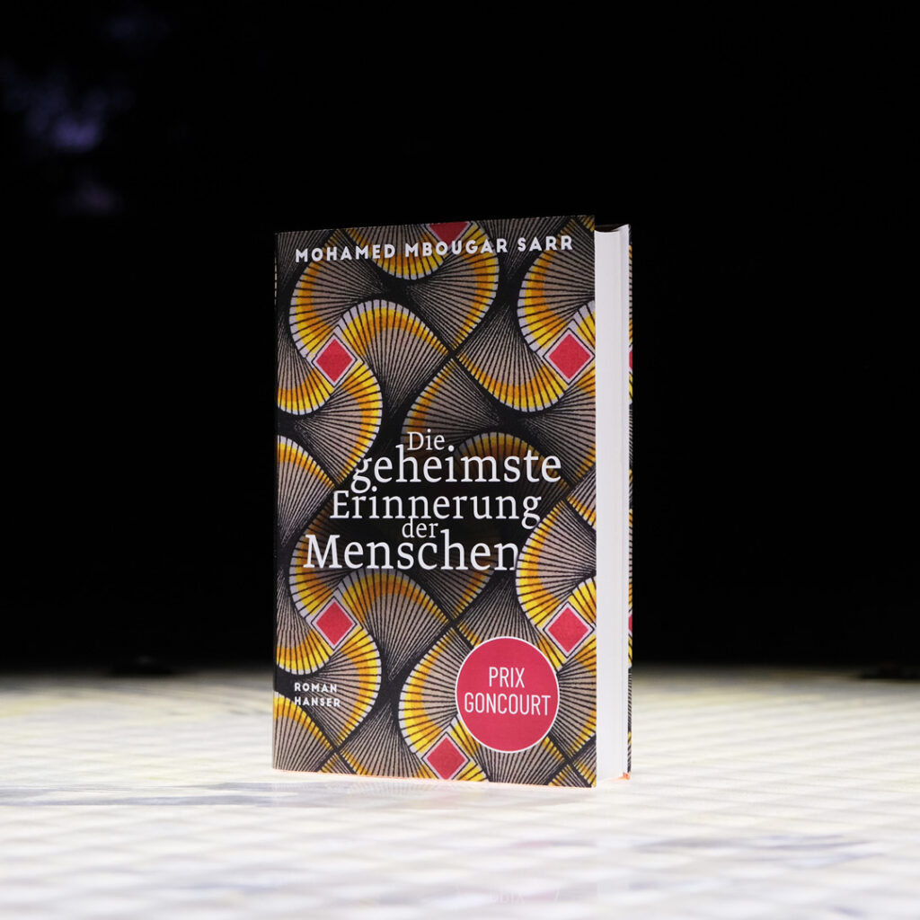 Mohamed Mbougar Sarrs Roman »Die geheimste Erinnerung des Menschen«.