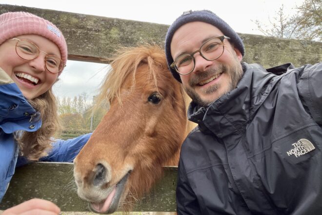 Juliane und Stefan mit Pony Lente im November auf Gut Deutsch-Nienhof