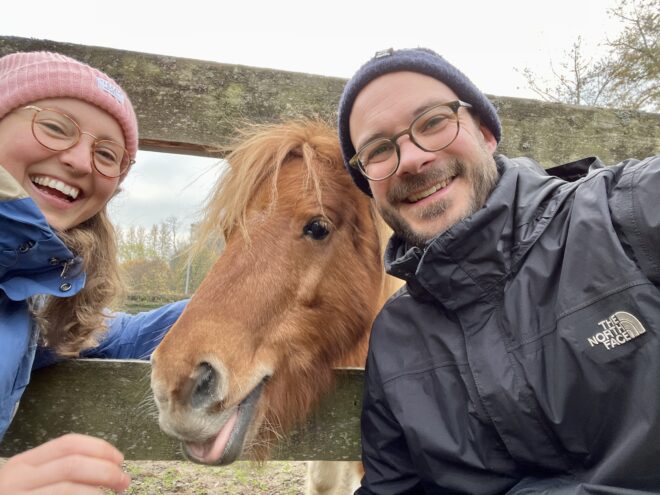 Juliane und Stefan mit Pony Lente im November auf Gut Deutsch-Nienhof